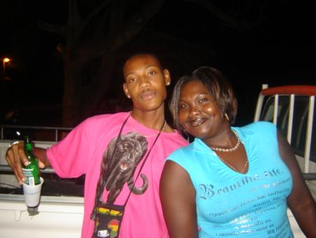 Mon Fr�re et sa copine !!! Ils sont trop mimi ���